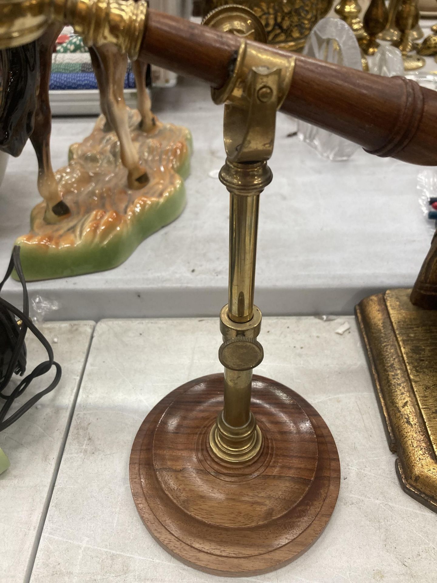 A VINTAGE STYLE MAGNIFYING GLASS ON A BRASS STAND AND WOODEN BASE HEIGHT APPROX 26CM - Image 3 of 3