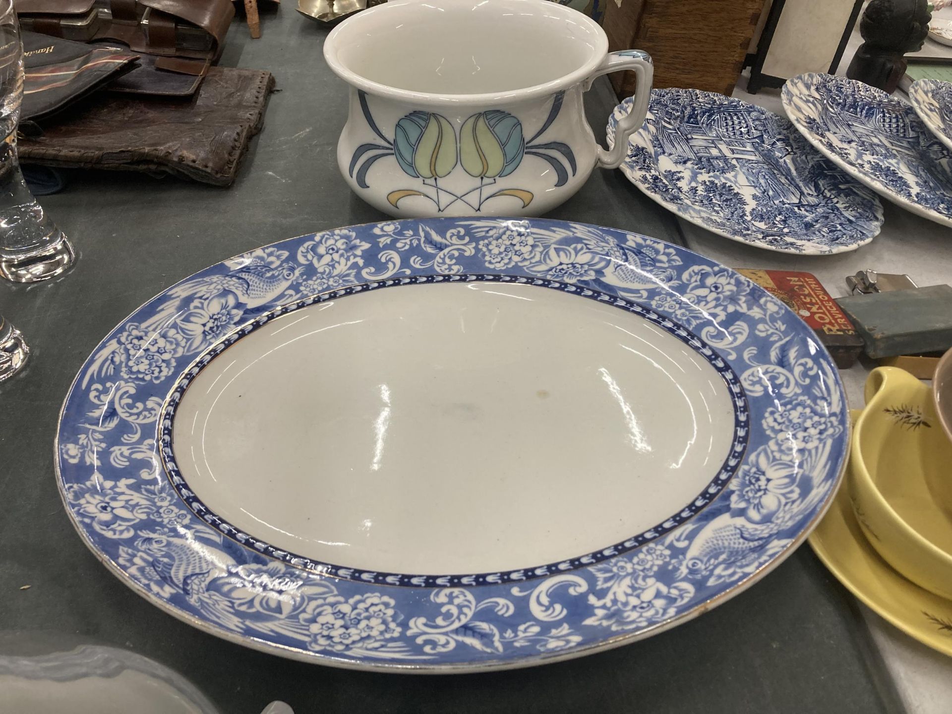 A LARGE DAVENPORT PLATTER AND AN ALFRED PEARCE CHAMBER POT WITH RETRO DESIGN