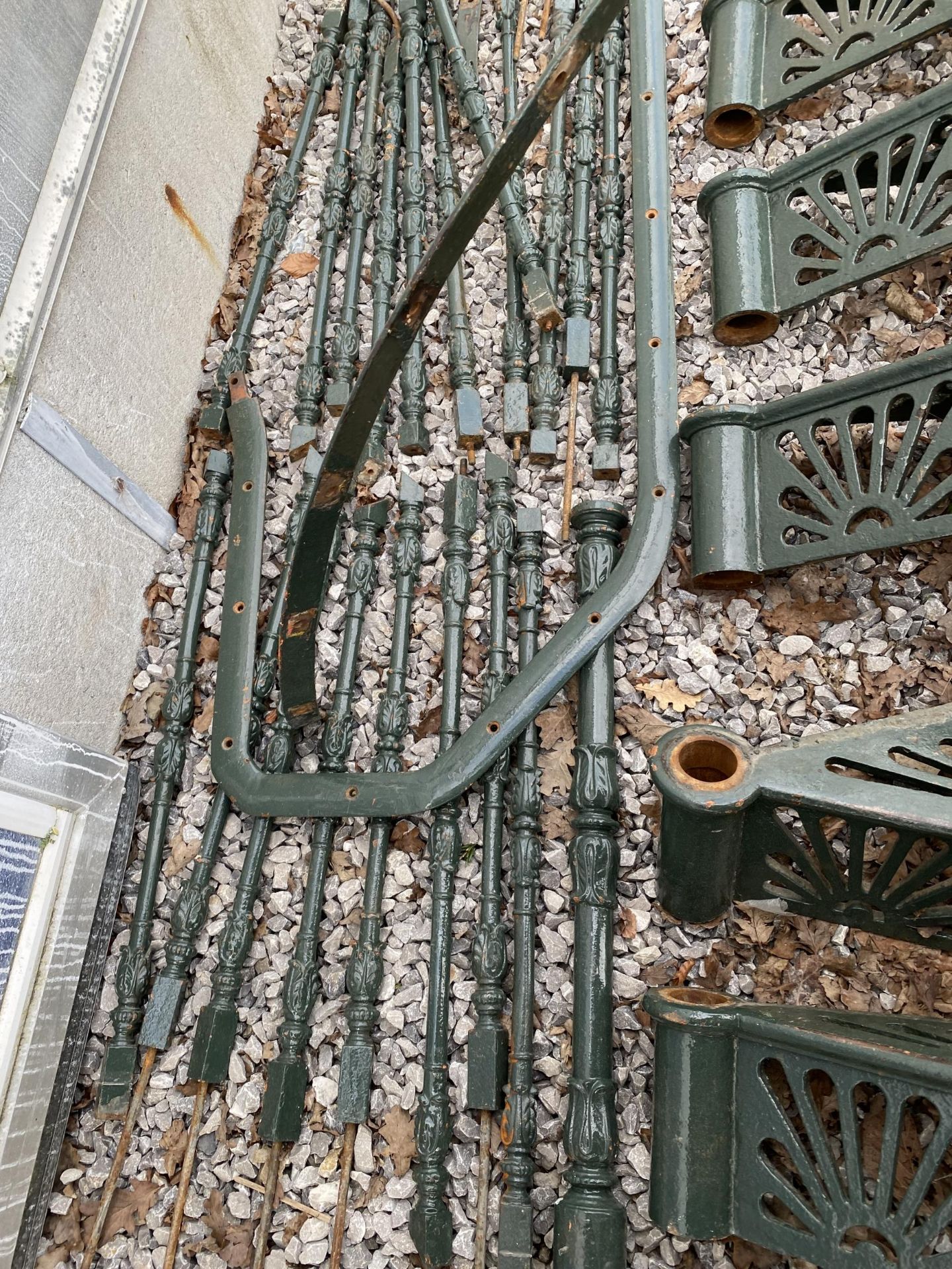 A BELIEVED COMPLETE VINTAGE CAST IRON SPIRAL STAIRCASE WITH HANDRAIL AND RODS - Image 4 of 4