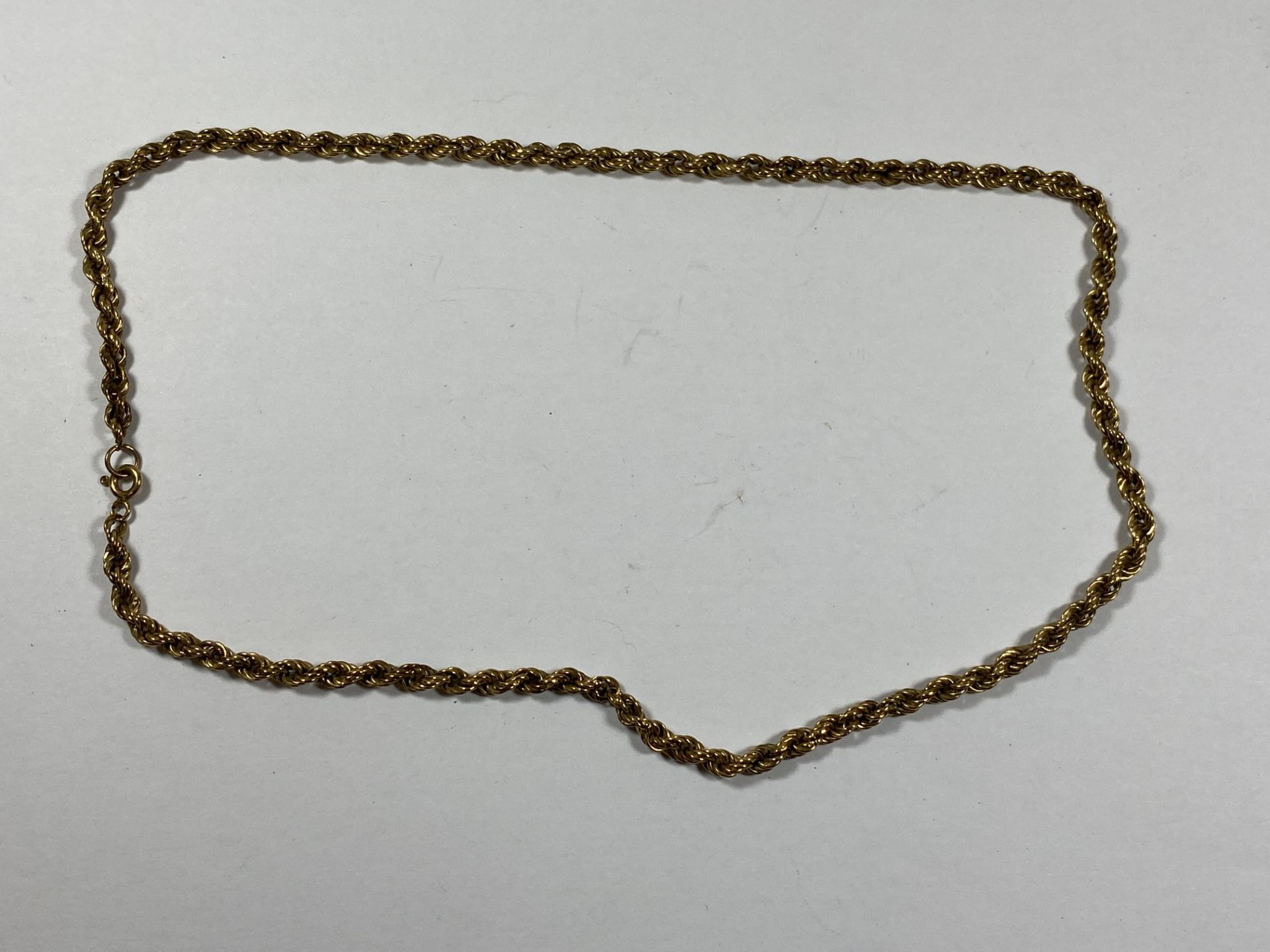 A 9CT YELLOW GOLD ROPE CHAIN NECKLACE, WEIGHT 4.82G