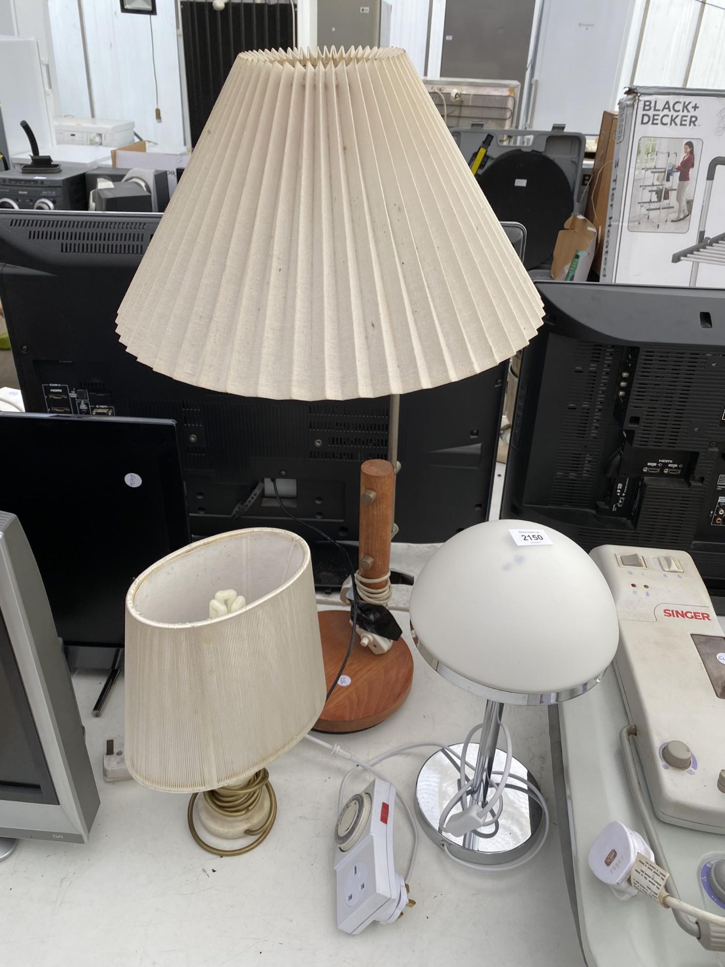 AN ASSORTMENT OF TABLE LAMPS