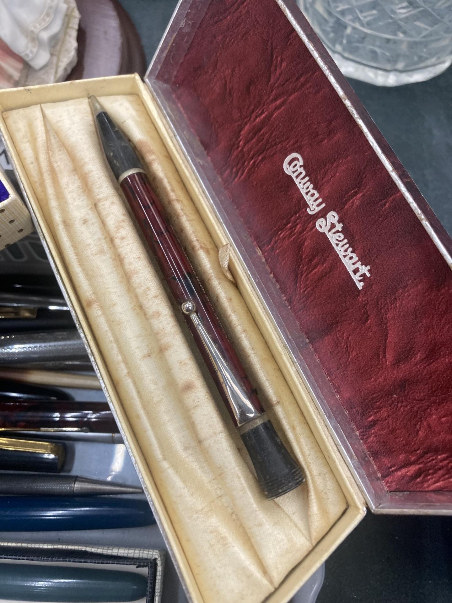 A QUANTITY OF VINTAGE PENS TO INCLUDE PARKER FOUNTAIN PENS - ONE BOXED, CONWAY STEWART, ONE WITH A - Image 2 of 4