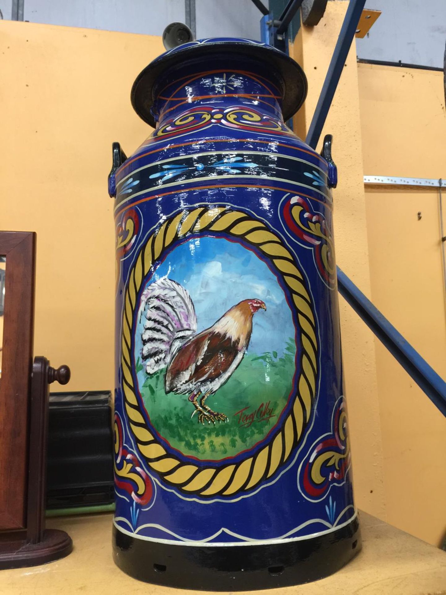 A HANDPAINTED GYPSY MILK CHURN 'GAMEBIRD' GENERAL DEALER DESIGN HEIGHT 72CM SIGNED TERRY COLLEY - Image 4 of 6