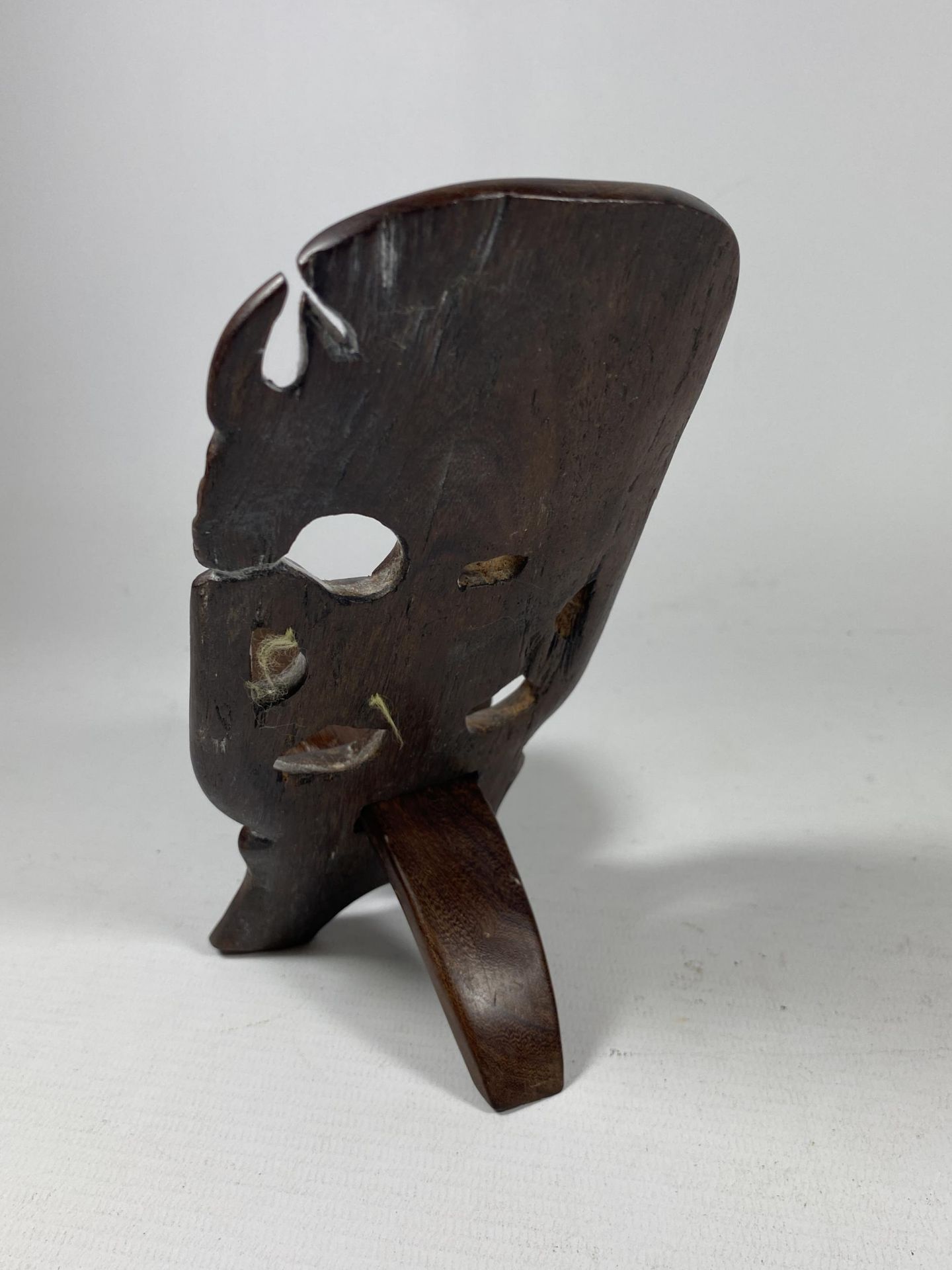 A VINTAGE TRIBAL WOODEN MODEL OF A BIRTHING CHAIR, HEIGHT 16CM - Image 2 of 3