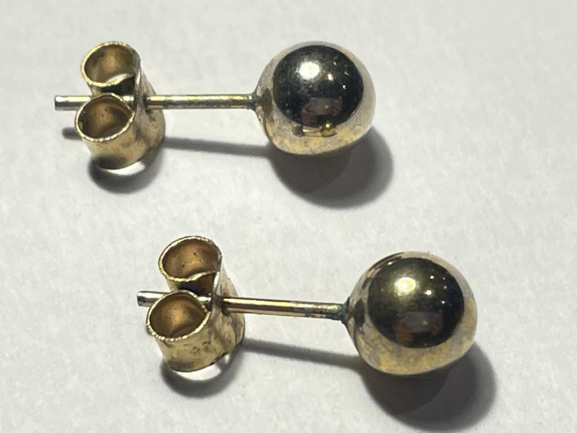 A PAIR OF TESTED TO 14 CARAT GOLD EARRINGS GROSS WEIGHT 2.47 GRAMS - Image 2 of 2