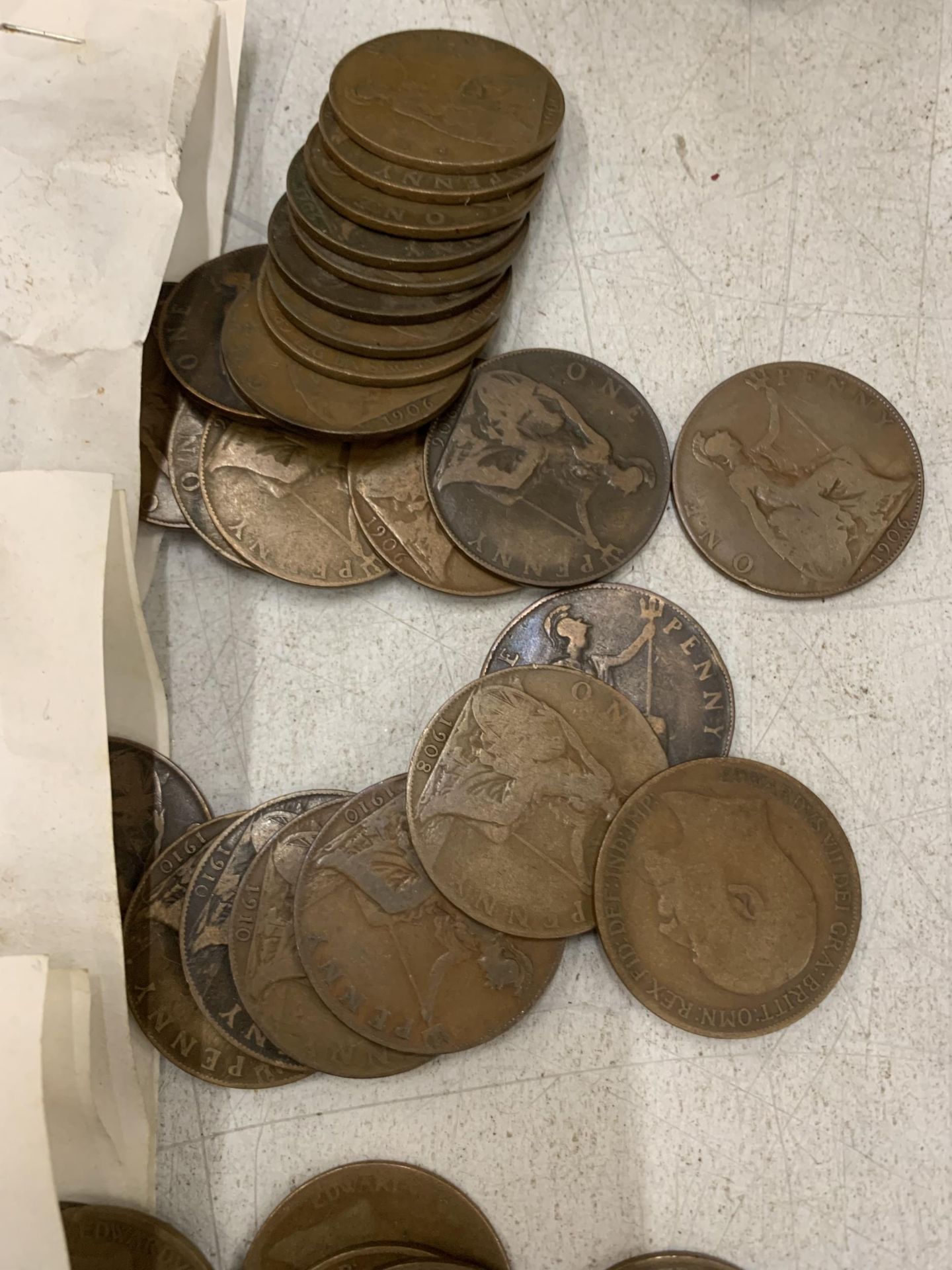 A QUANTITY OF VINTAGE PENNIES 1902, 1903, 1904, 1905, 1906, 1907, 1908, 1909 AND 1910 - Image 4 of 4