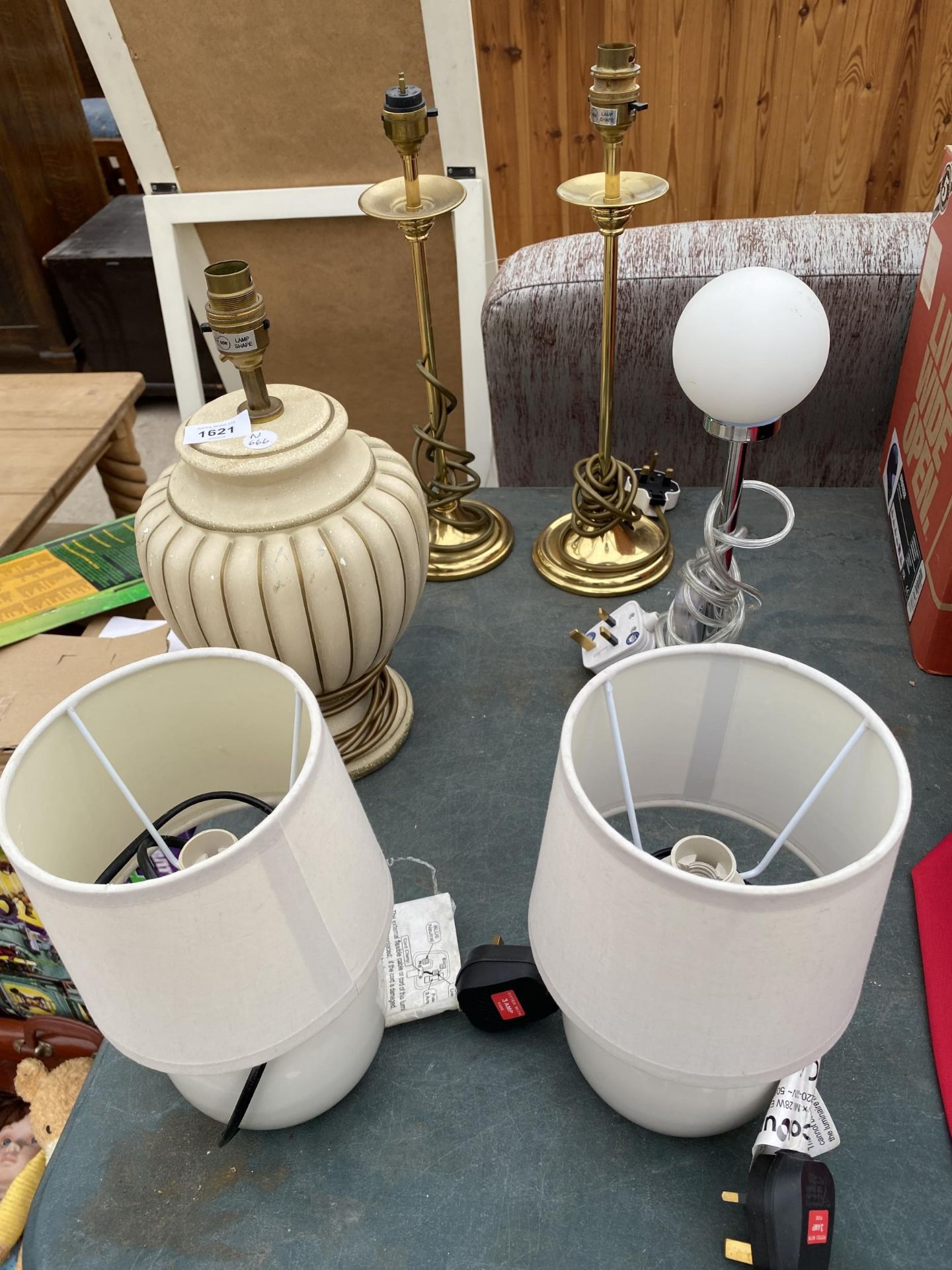 AN ASSORTMENT OF TABLE LAMPS TO INCLUDE TWO BRASS EXAMPLES