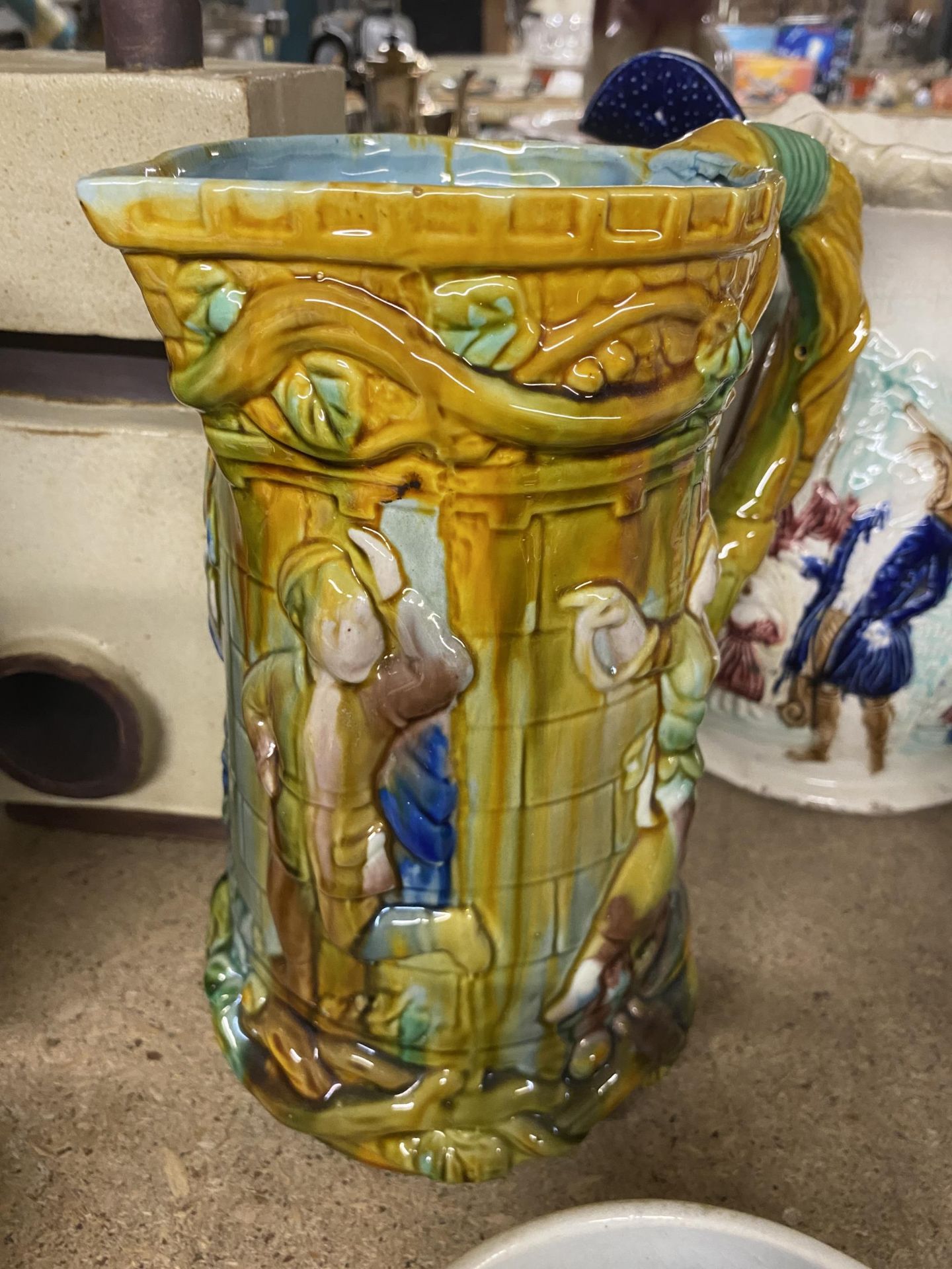 A GROUP OF FIVE VINTAGE POTTERY JUGS TO INCLUDE MAJOLICA STYLE & FURTHER HUNTING EXAMPLES - Image 3 of 3