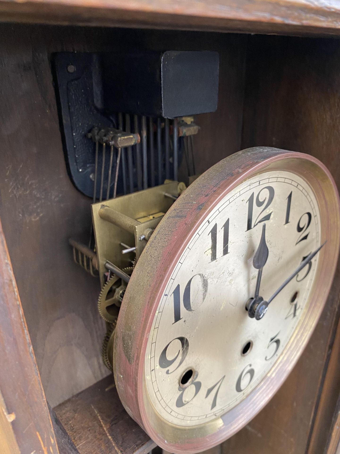 A MID 20TH CENTURY OAK CASED EIGHT DAY WALL CLOCK - Image 4 of 4