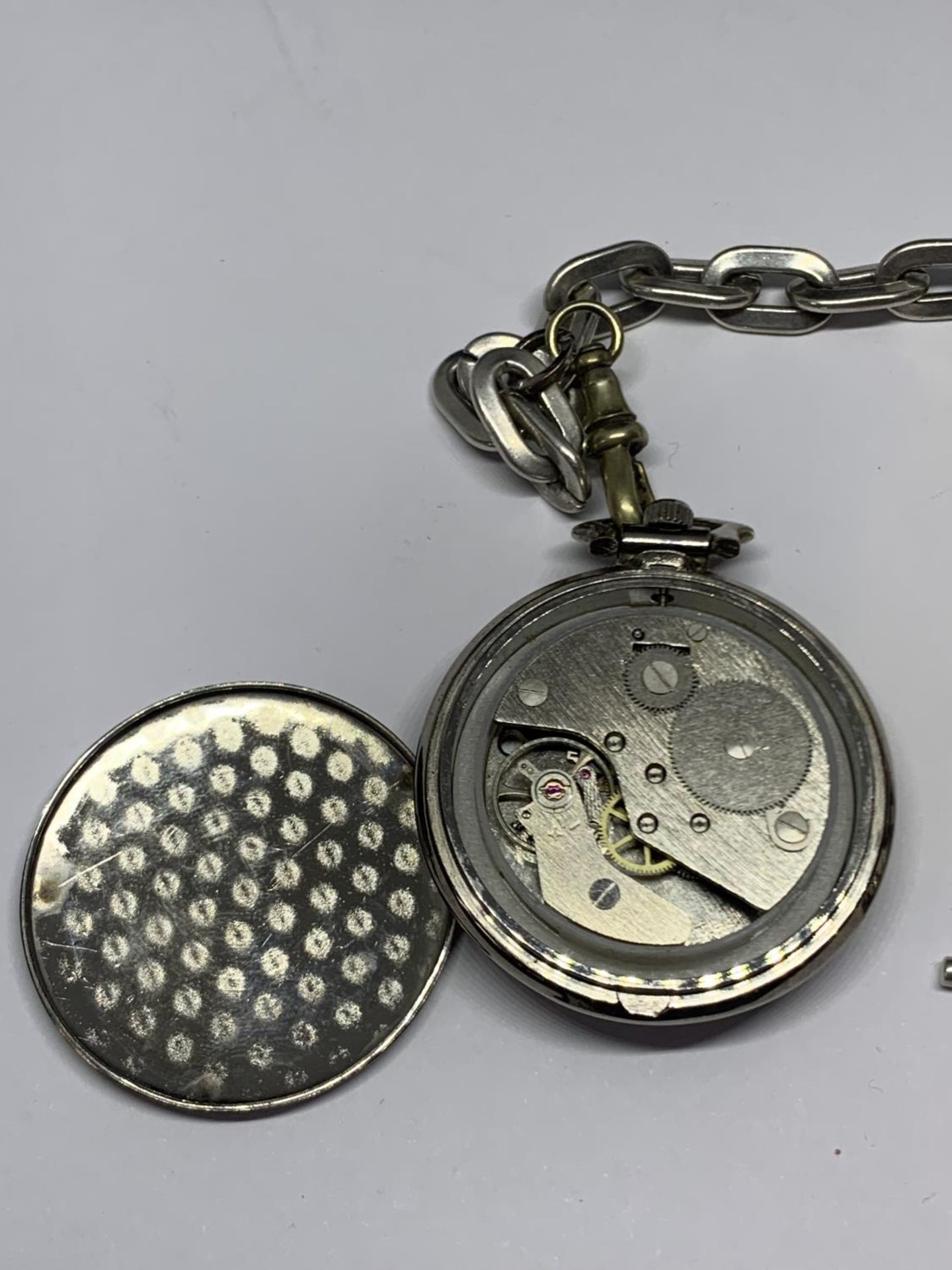 A POCKET WATCH WITH SILVER CHAIN - Image 3 of 3