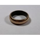 A YELLOW METAL WEDDING BAND, UNMARKED