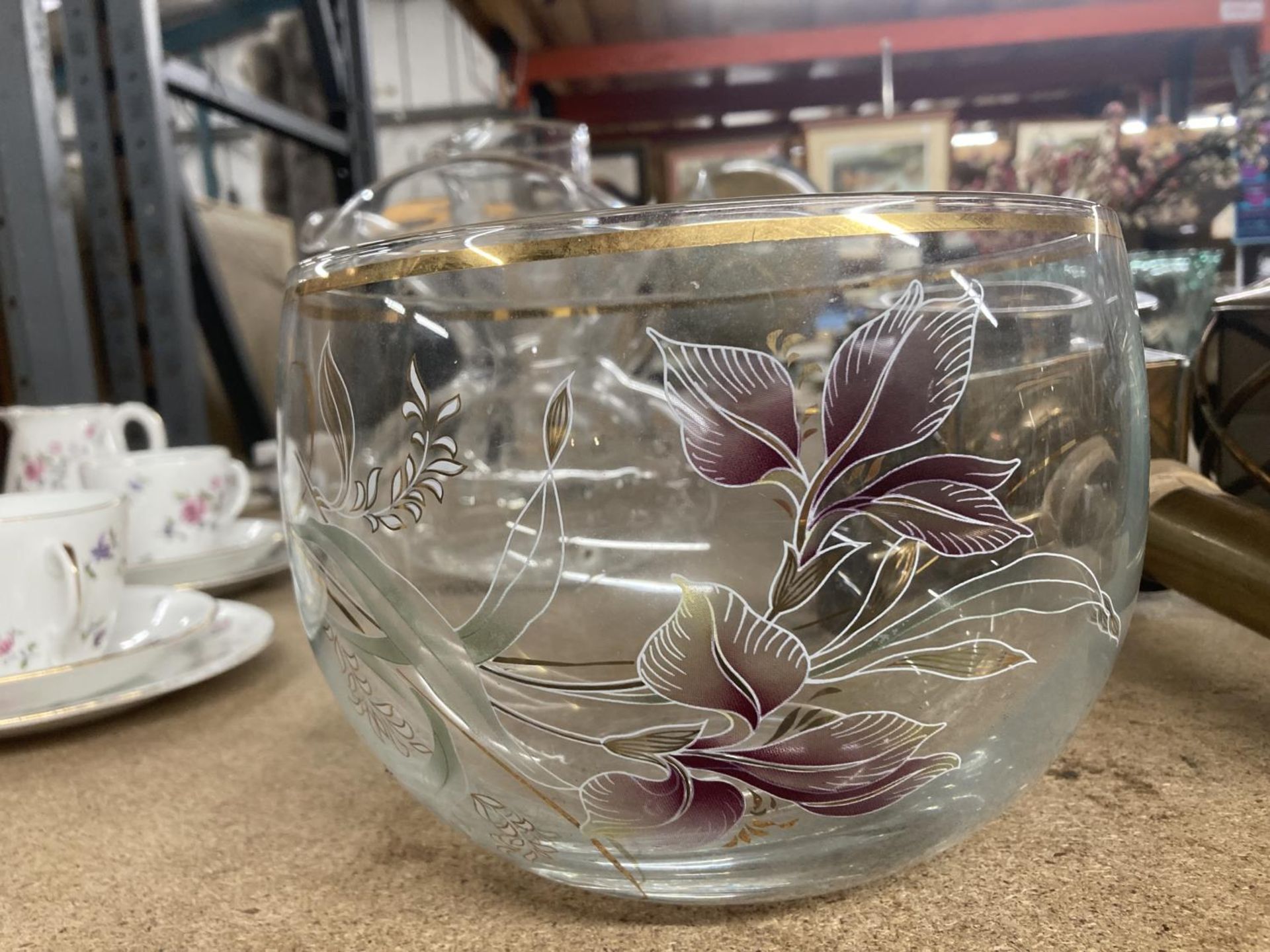 A GLASS BOWL, VASE AND JUG WITH ETCHED FLORAL DECORATION - Image 3 of 4