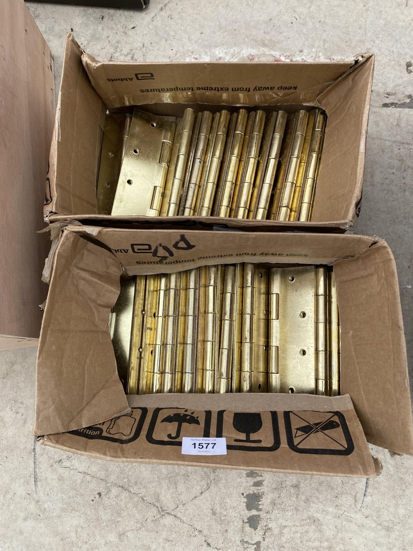 A LARGE QUANTITY OF BRASS COATED STEEL DOOR HINGES