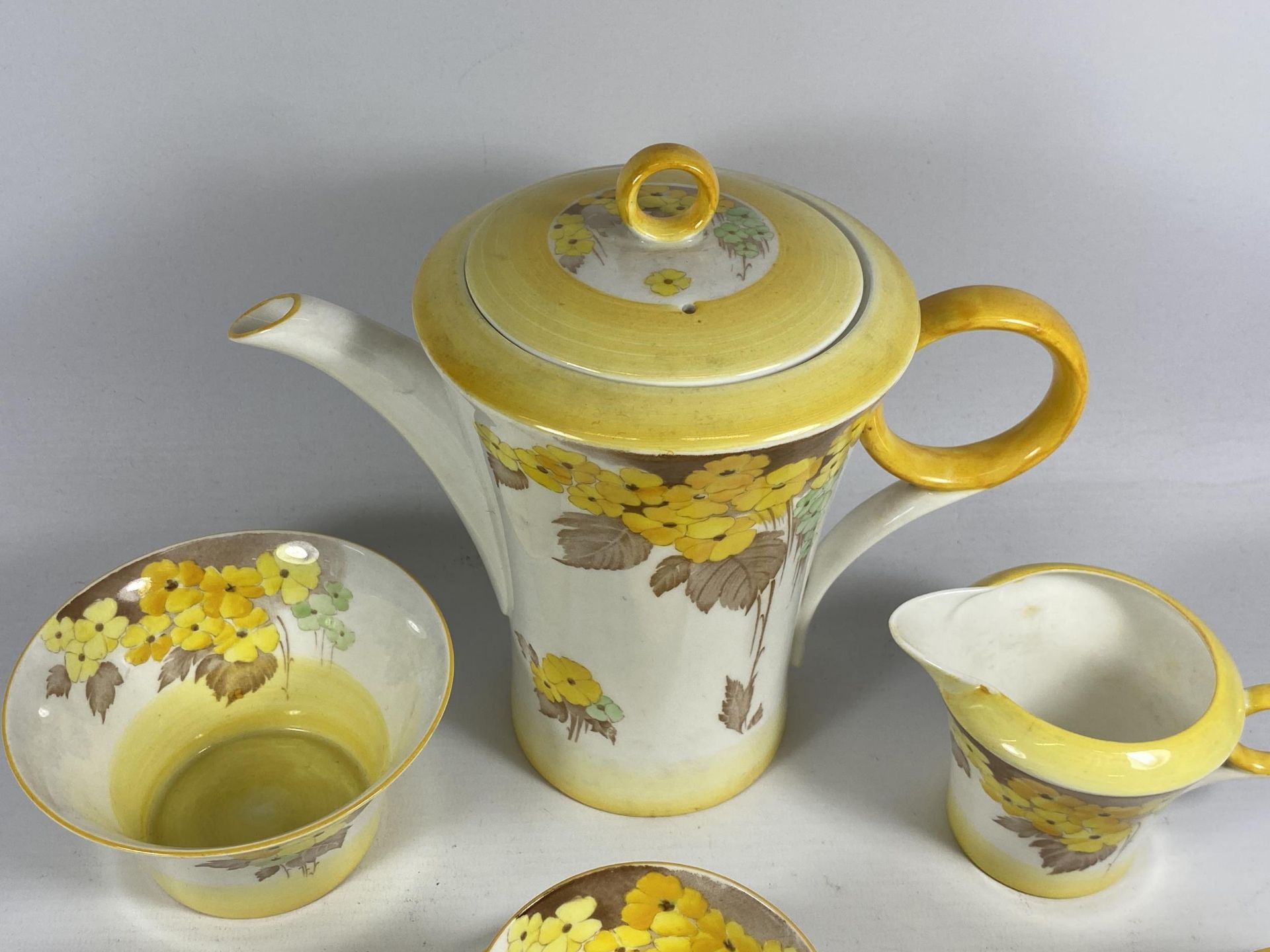 A SHELLEY ART DECO 'PHLOX' PATTERN TEA SET COMPRISING TEAPOT, SUGAR BOWL, CREAM JUG AND SIX CUPS AND - Image 2 of 5