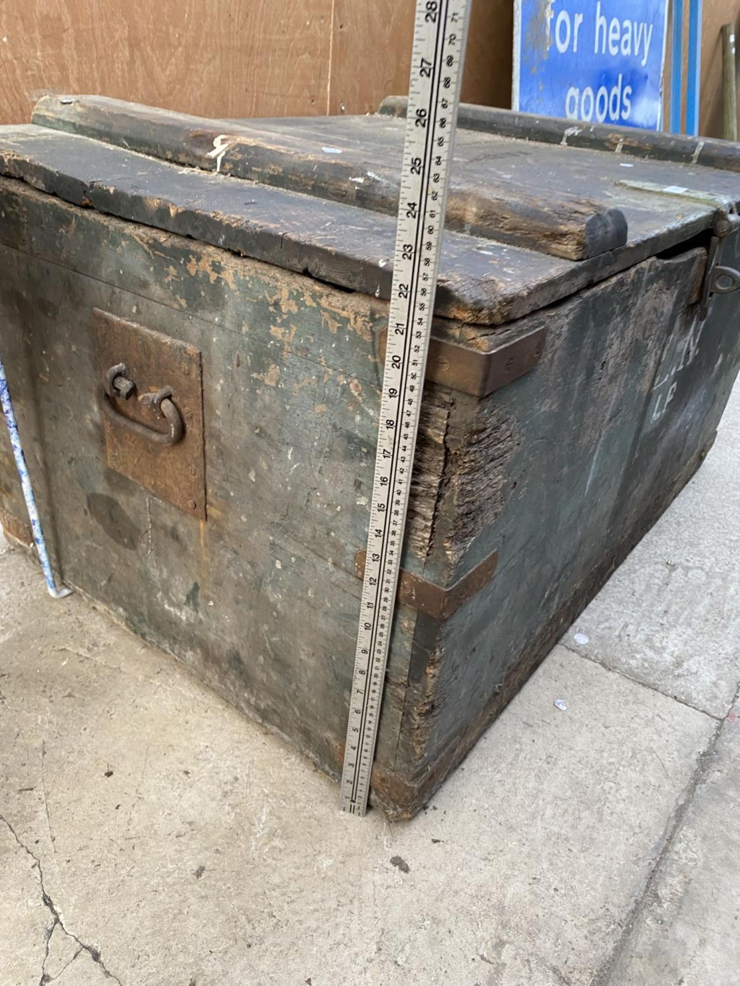 A LARGE VINTAGE WOODEN CHEST WITH METAL BANDING - Image 3 of 6