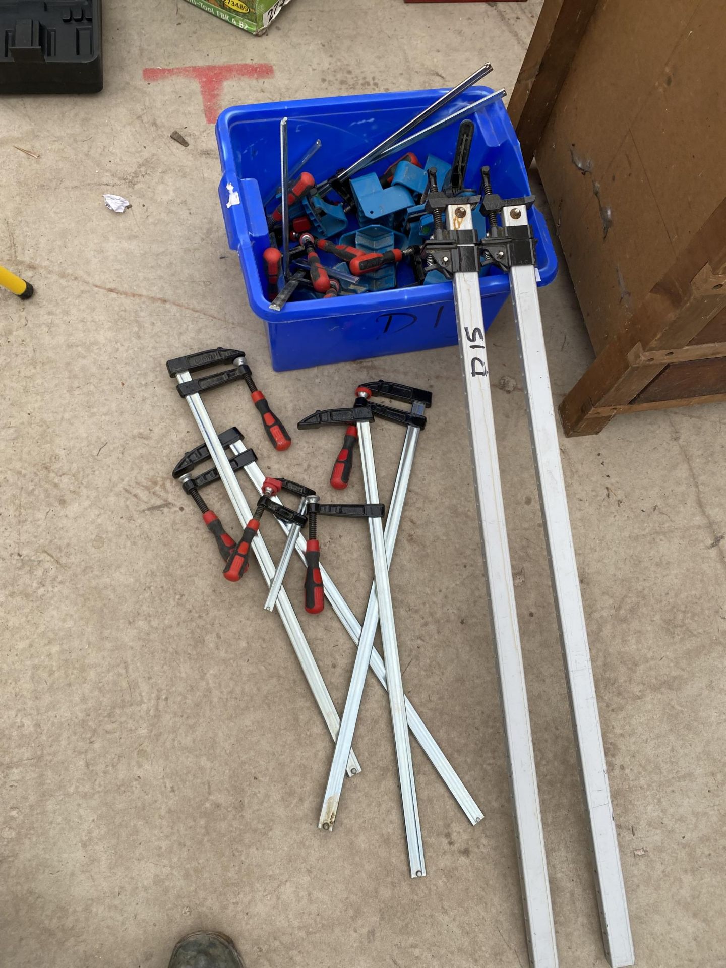 AN ASSORTMENT OF TOOLS TO INCLUDE SASH CLAMPS ETC