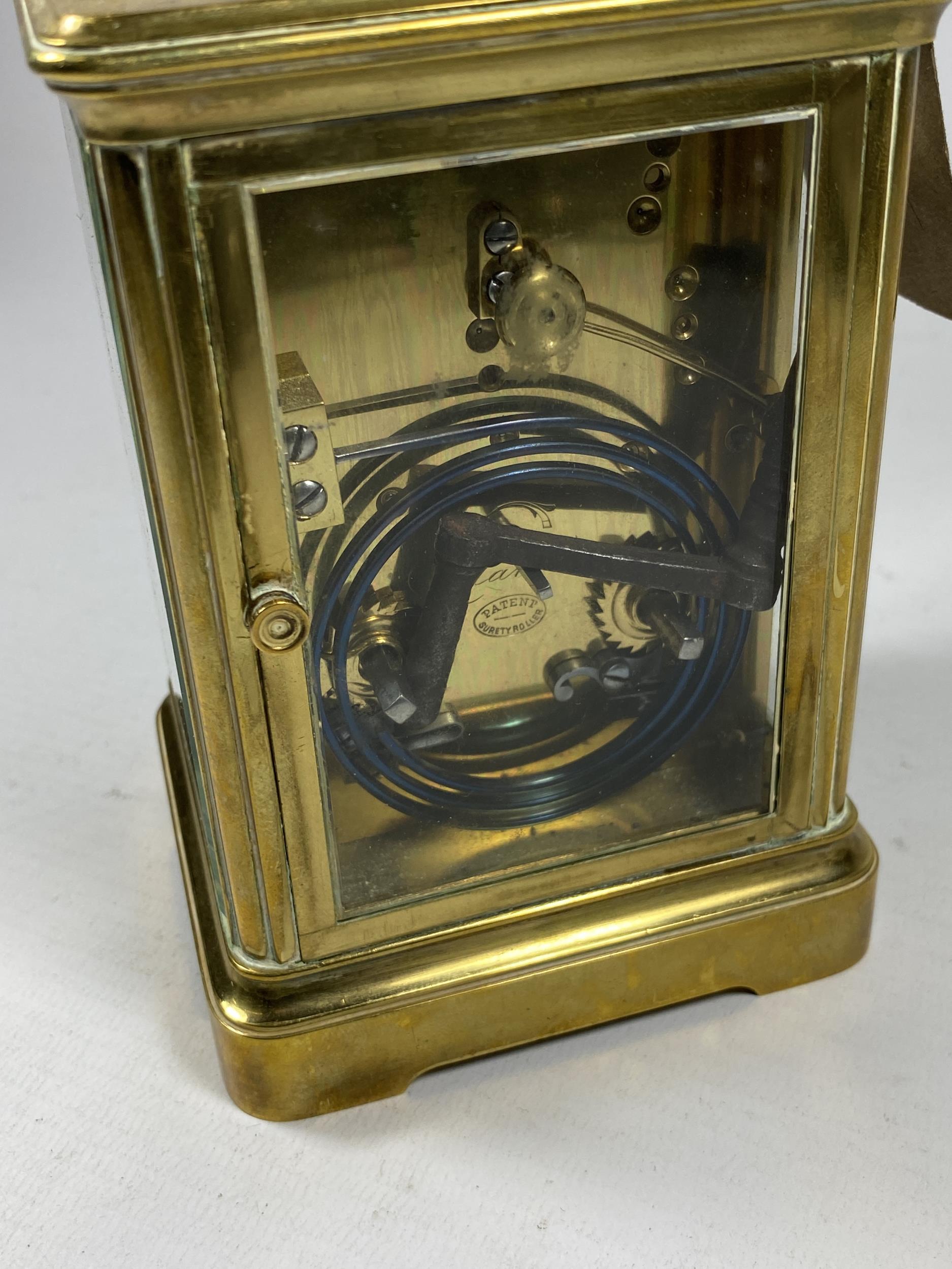 A VINTAGE FRENCH BRASS CASED JOSEPH PENLINGTON, PARIS CARRIAGE CLOCK, HEIGHT 18CM - Image 4 of 5