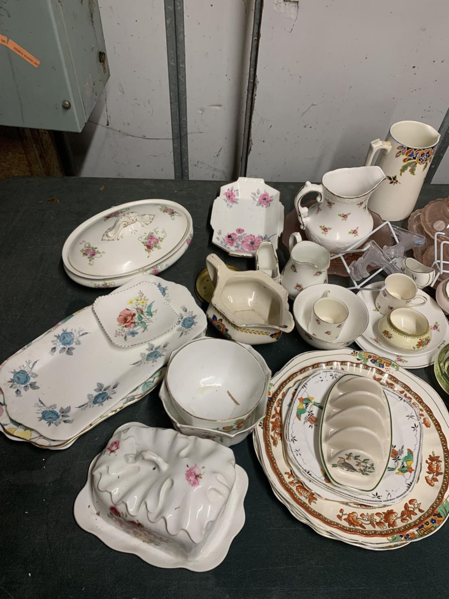 A LARGE QUANTITY OF CERAMICS AND GLASSWARE - Image 2 of 10