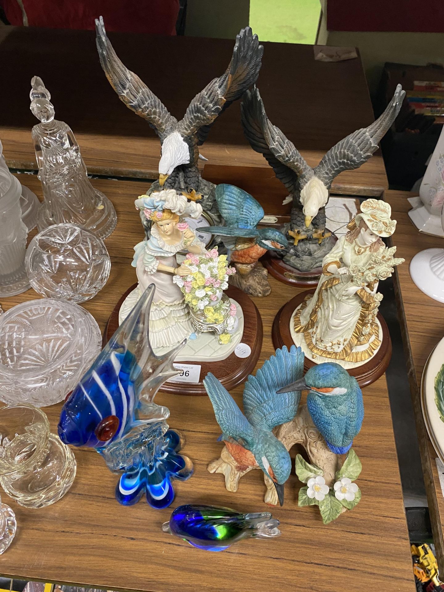 A MIXED LOT OF BIRD FIGURES TOGETHER WITH A MURANO STYLE GLASS FISH ETC