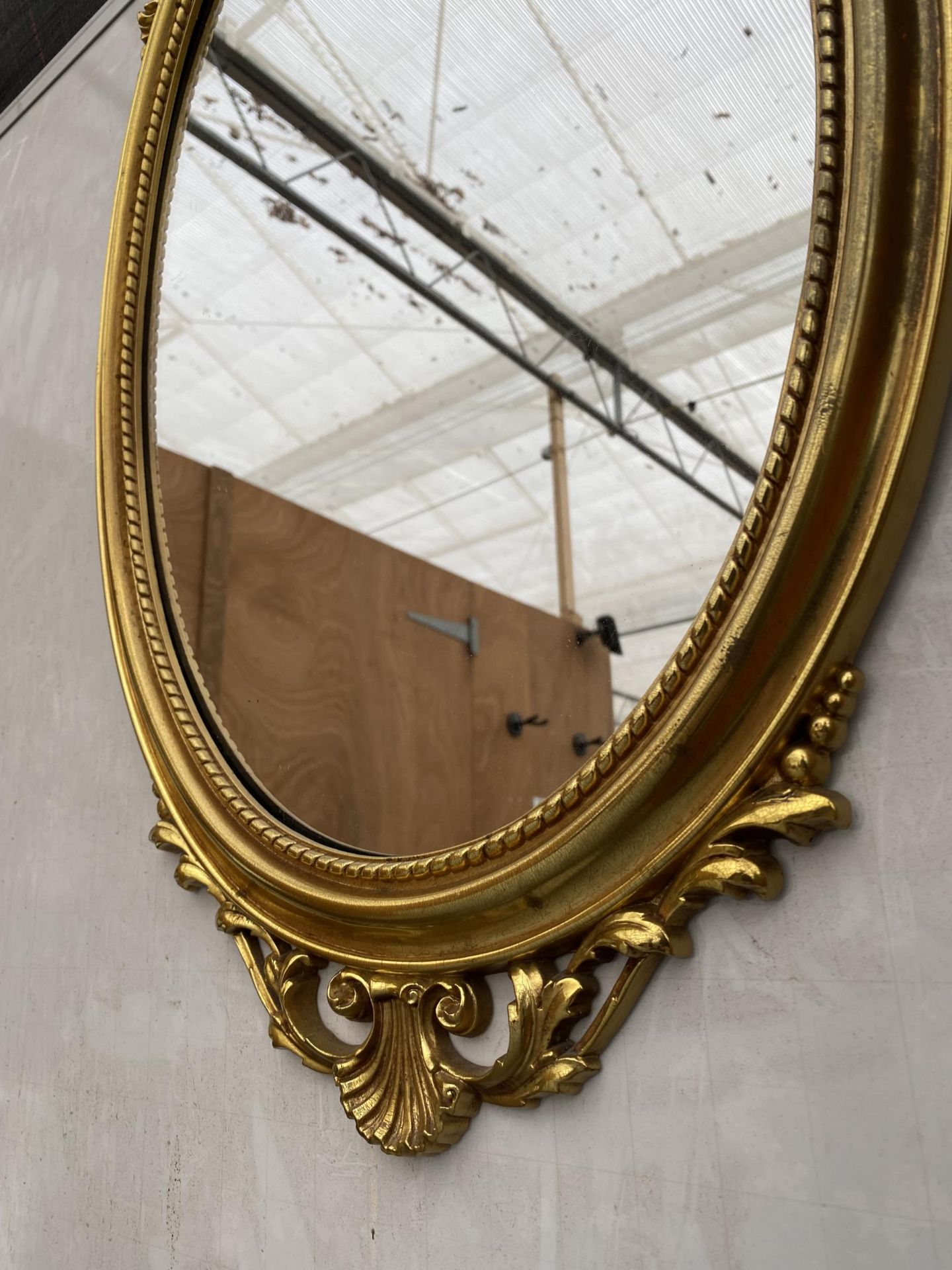 A DECORATIVE GILT FRAMED WALL MIRROR - Image 3 of 3