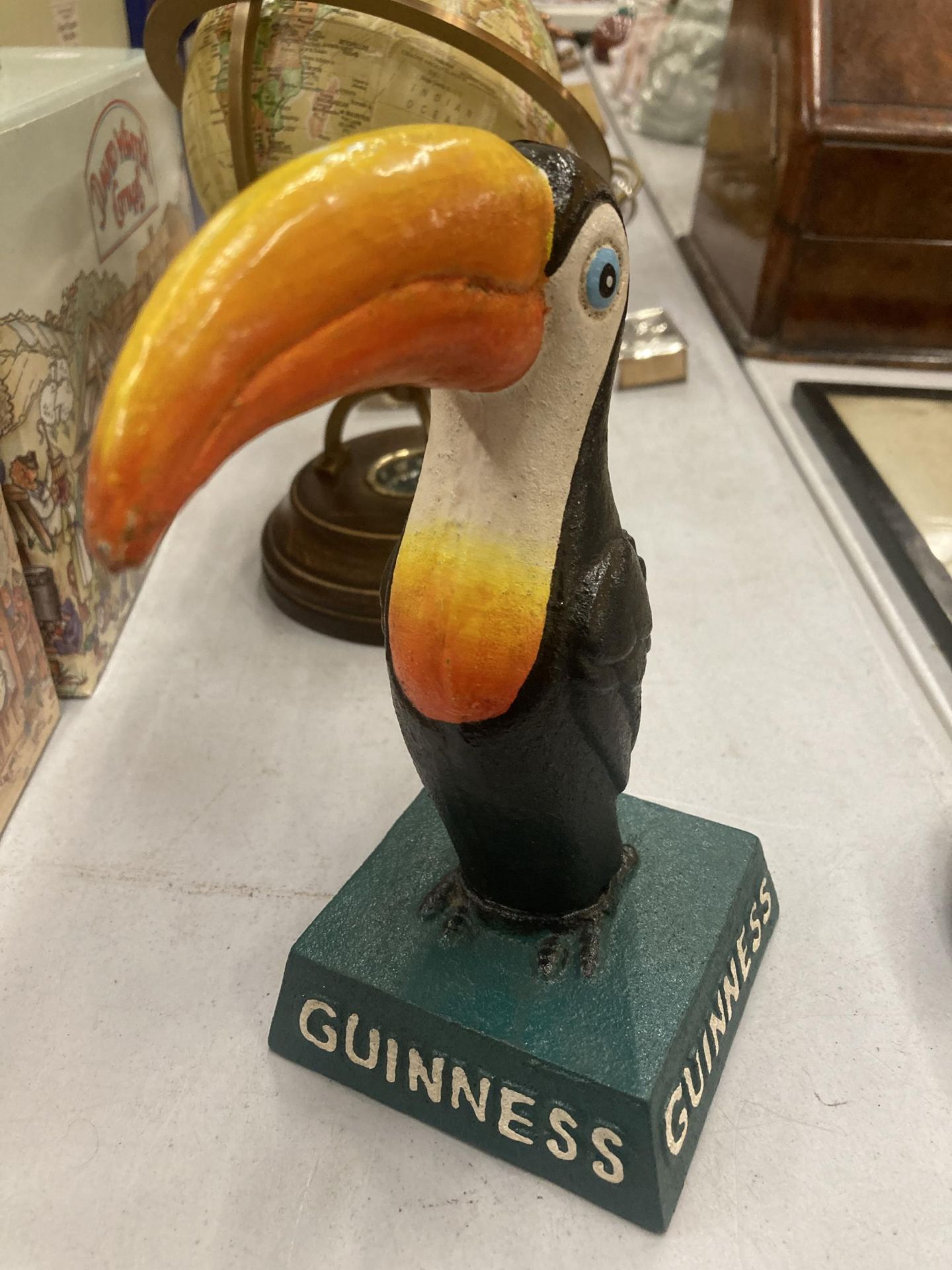 A CAST 'GUINNESS' TOUCAN FIGURE HEIGHT 19CM - Bild 2 aus 3