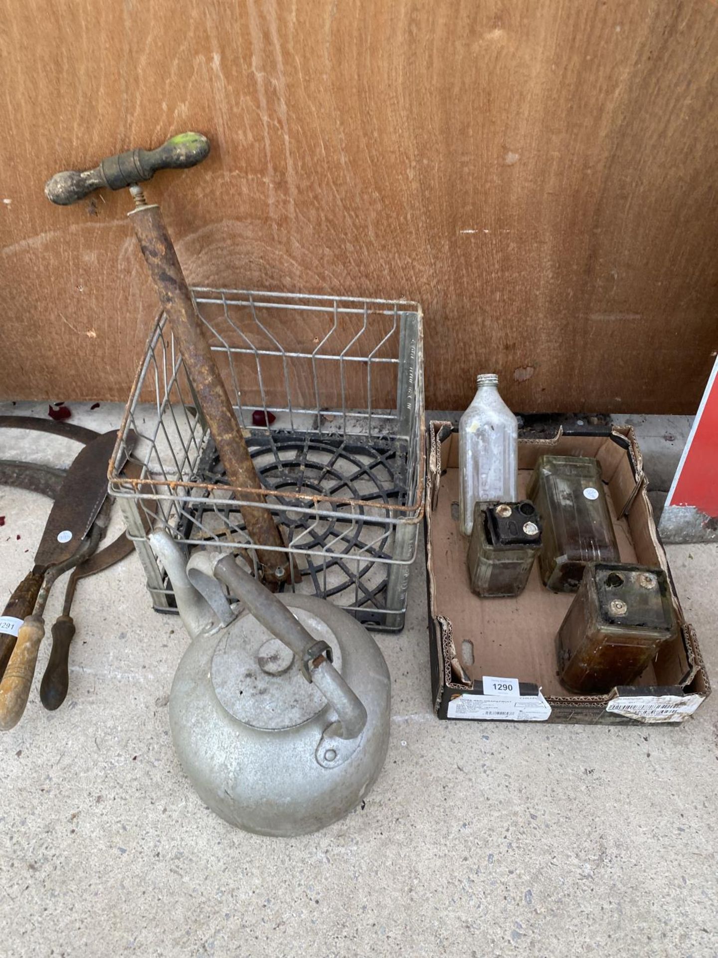 AN ASSORTMENT OF ITEMS TO INCLUDE GLASS BOTTLES, A KETTLE AND A METAL BASKET ETC