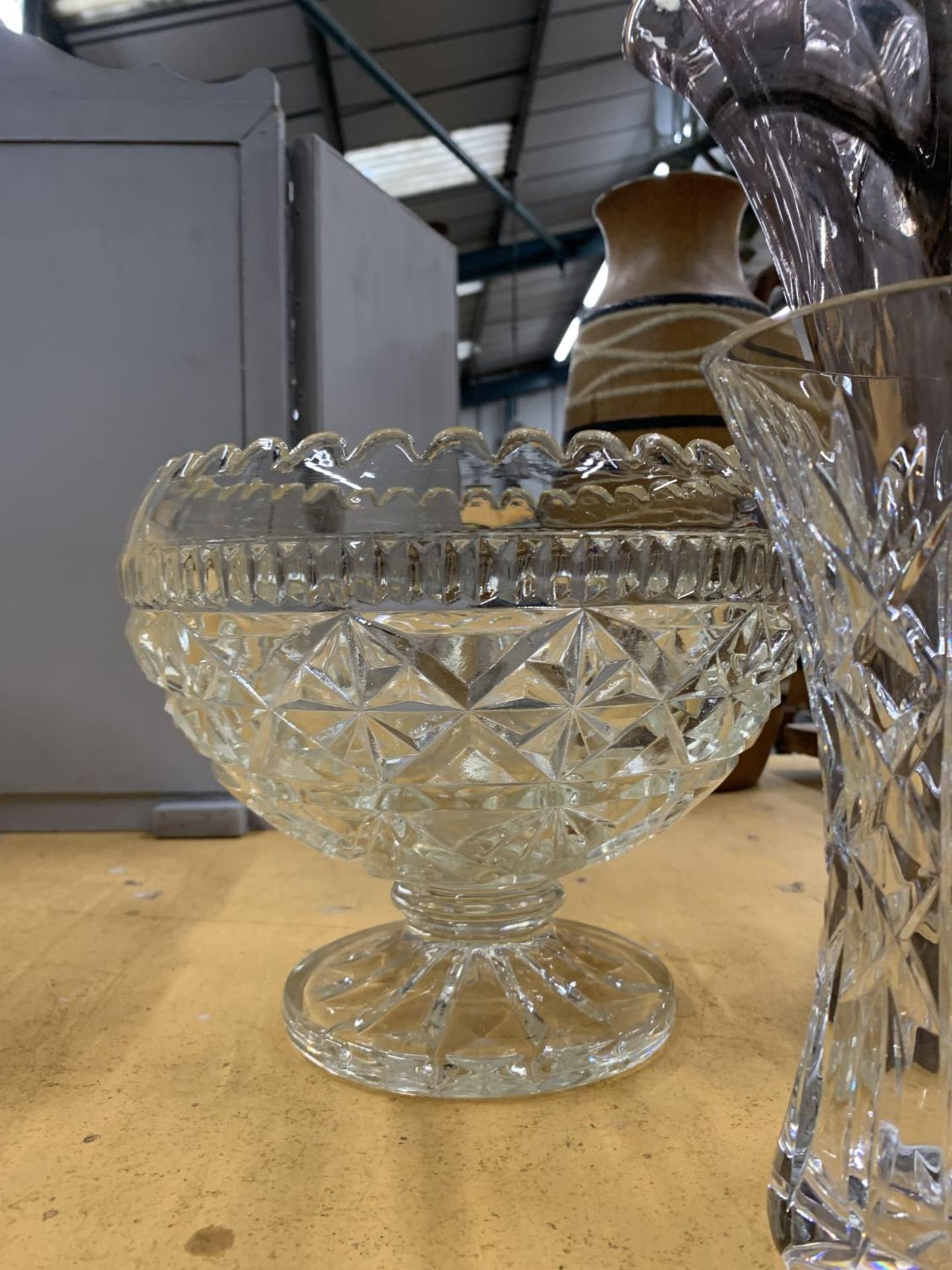 A QUANTITY OF GLASSWARE TO INCLUDE AN ART GLASS VASE WITH FLUTED DETAILING, A LARGE FOOTED CUT GLASS - Image 2 of 4