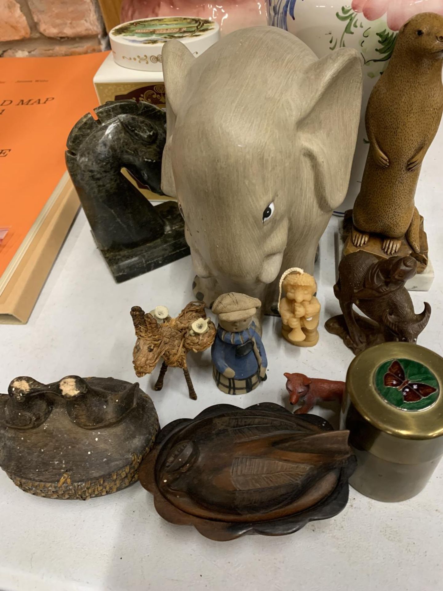 A MIXED LOT TO INCLUDE WOODEN ANIMAL FIGURES, VASES, A PLANTER, ETC - Image 3 of 6