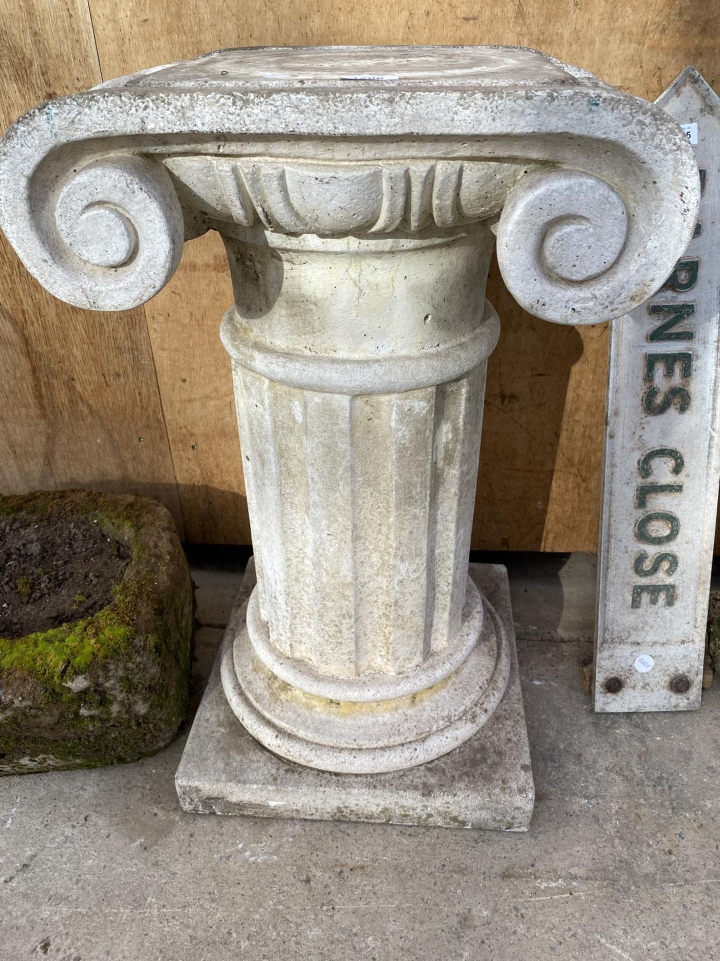 A LARGE RECONSTITUTED STONE PLANT PEDESTAL IN THE FORM OF A GREEK STYLE COLUMN (H:75CM)