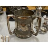A VINTAGE SILVER PLATED TRI HANDLED TANKARD, HEIGHT 16CM