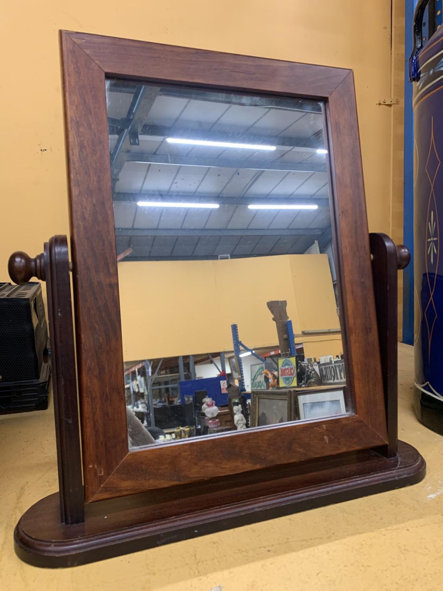 A MAHOGANY FRAMED DRESSING TABLE MIRROR