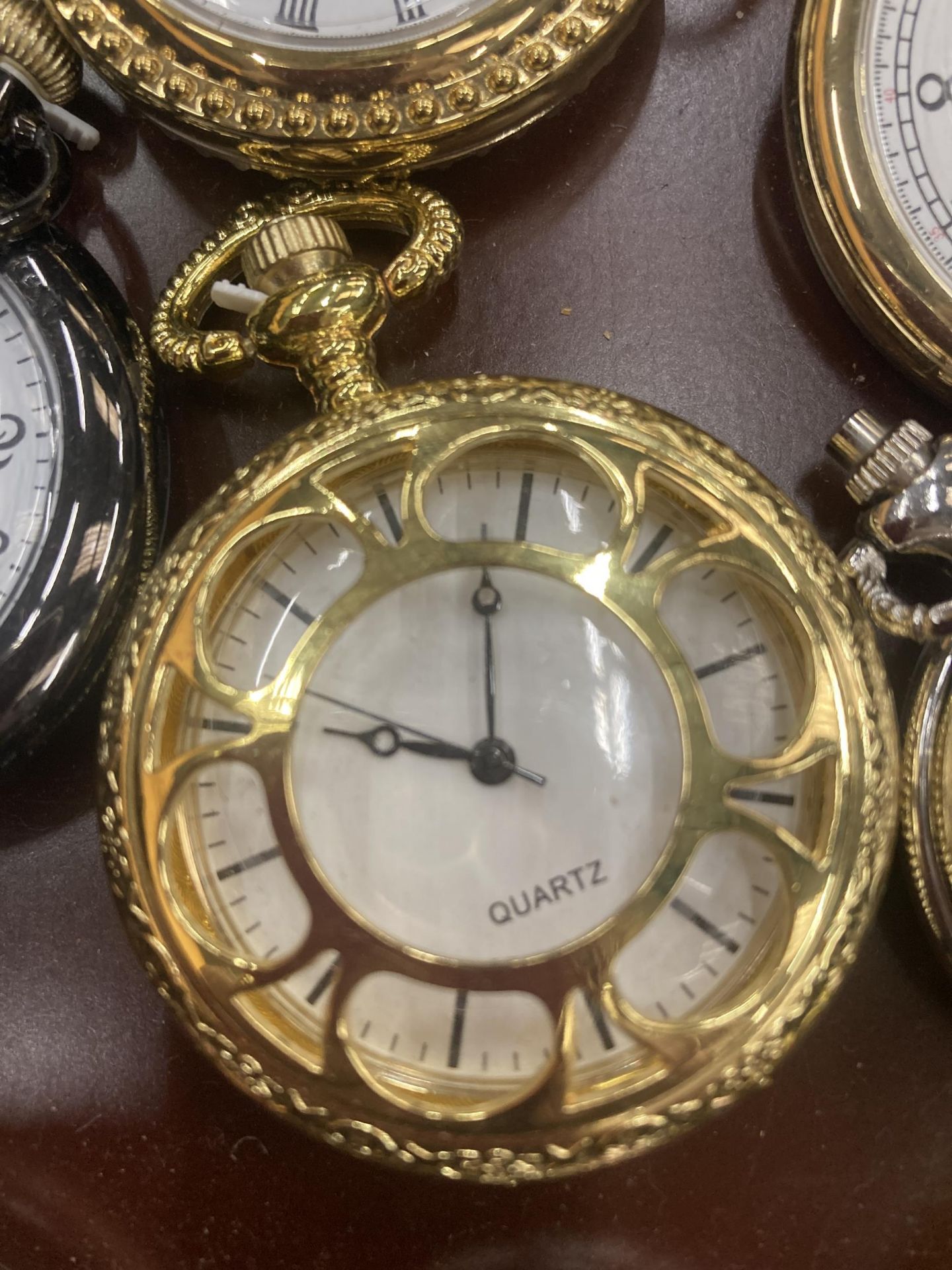 A QUANTITY OF VINTAGE STYLE POCKET WATCHES IN A WOODEN CASE - 15 IN TOTAL - Image 2 of 4