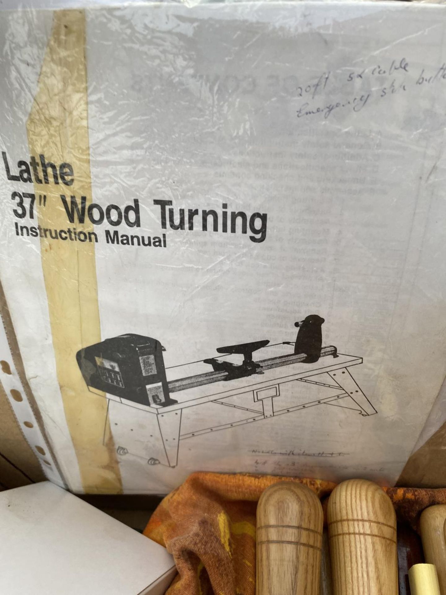 A WOOD TURNING LATHE AND AN ASSORTMENT OF LATHE TOOLS AND CHISELS - Image 6 of 11