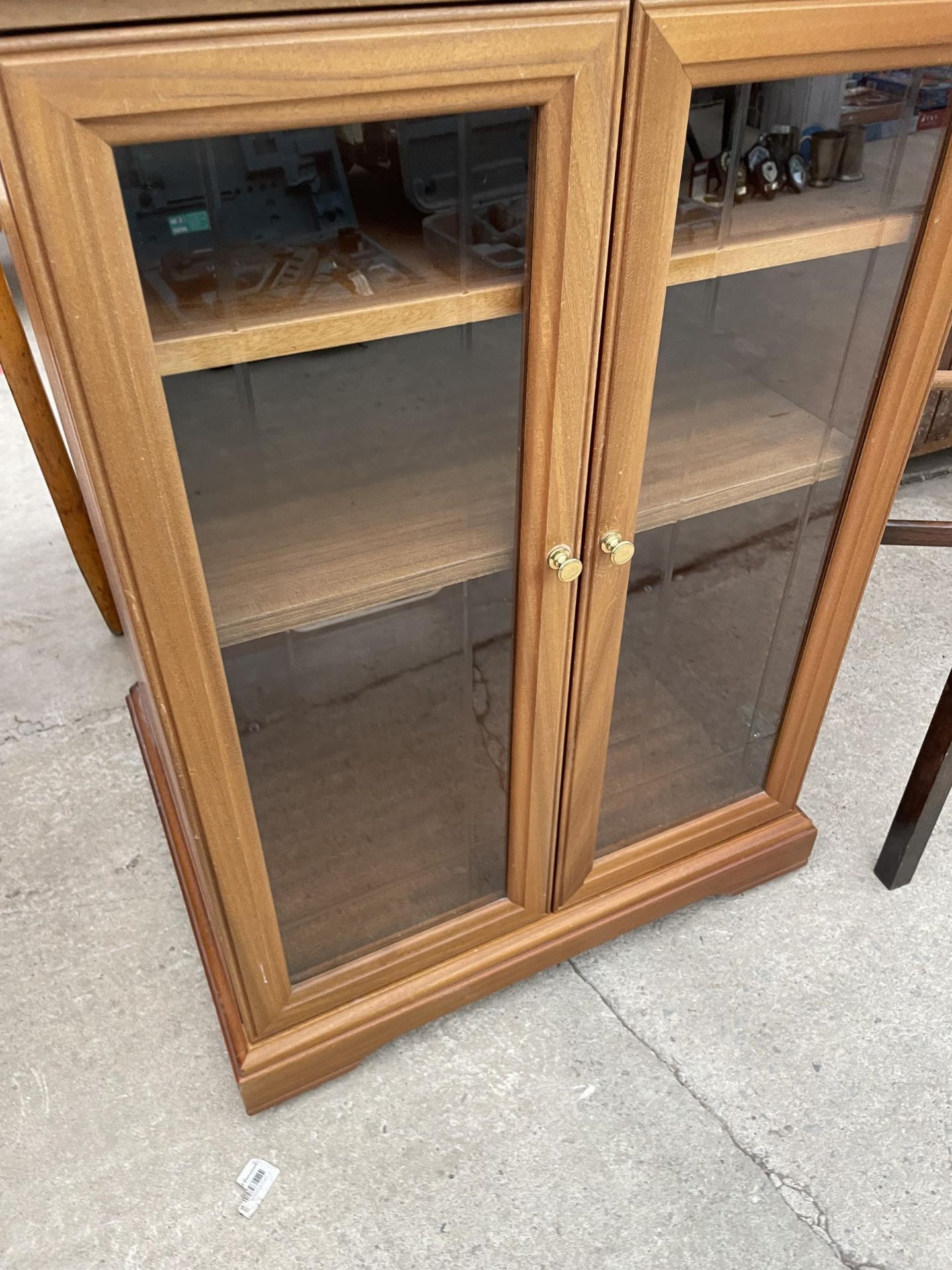 A MODERN GLASS FRONTED TWO DOOR HI-FI CABINET - Image 3 of 3