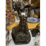 A LARGE BRONZE STUDY OF A NUDE MAN, SIGNED ALFREDO PINA, HEIGHT 49CM