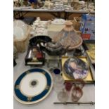 A MIXED LOT TO INCLUDE A TAGINE, SILVER PLATED TEAPOT, WEDGWOOD PLATE, GLASSWARE, ETC