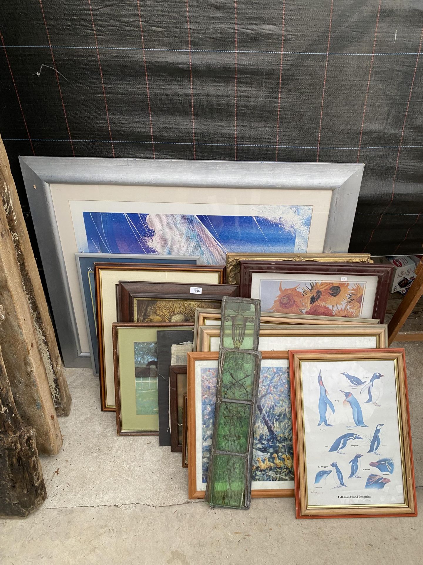 AN ASSORTMENT OF FRAMED PRINTS AND PICTURES