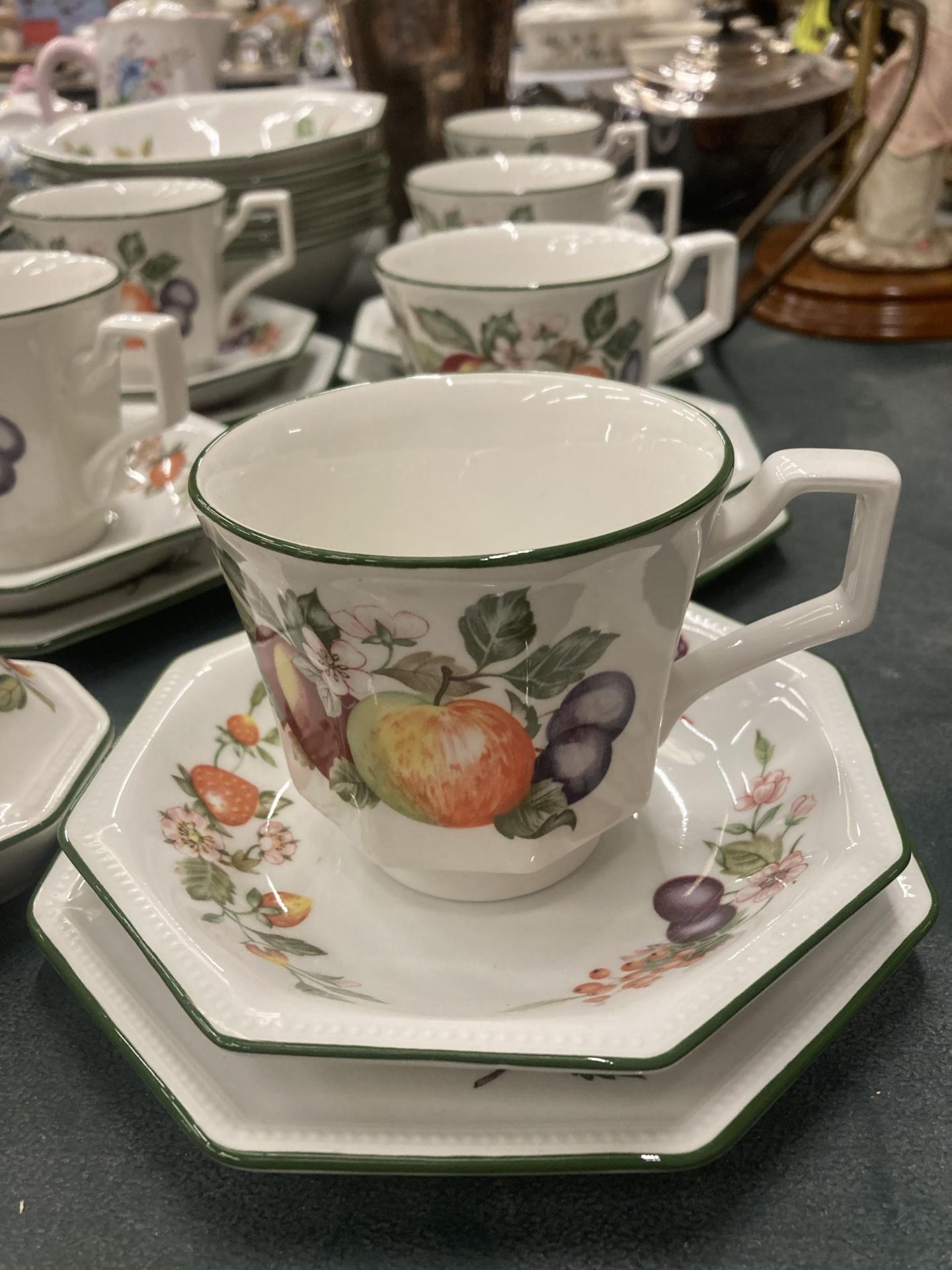 A JOHNSON BROS PART DINNER SERVICE TO INCLUDE DINNER PLATES, BOWLS, CUPS, SAUCERS, SIDE PLATES, AN - Image 2 of 5