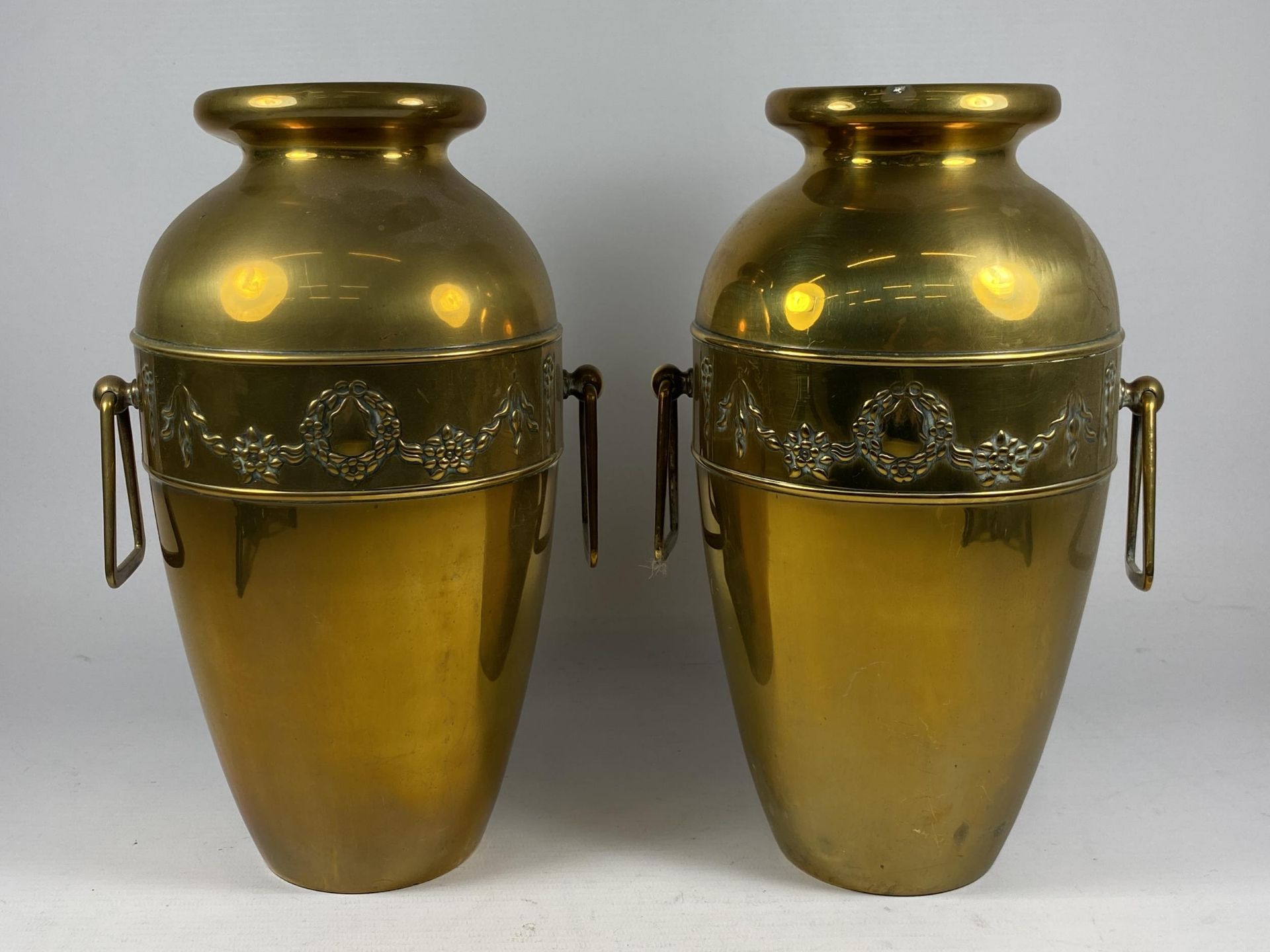 A PAIR OF BRASS BELDRAY ART NOUVEAU VASES WITH FLORAL SWAG DESIGN, HEIGHT 25CM