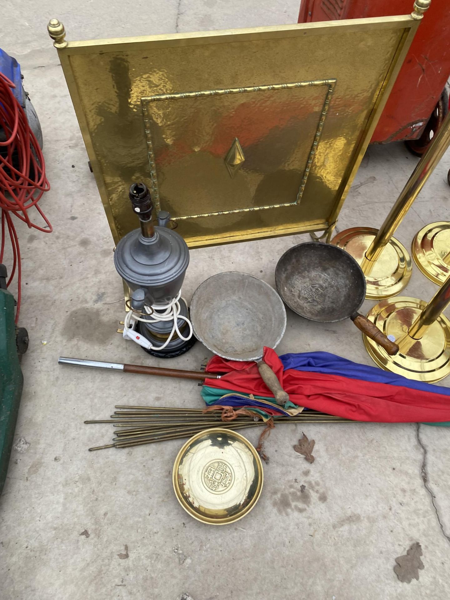 AN ASSORTMENT OF ITEMS TO INCLUDE A BRASS FIRE SCREEN, FEED SCOOPS AND A TABLE LAMP ETC - Image 3 of 4