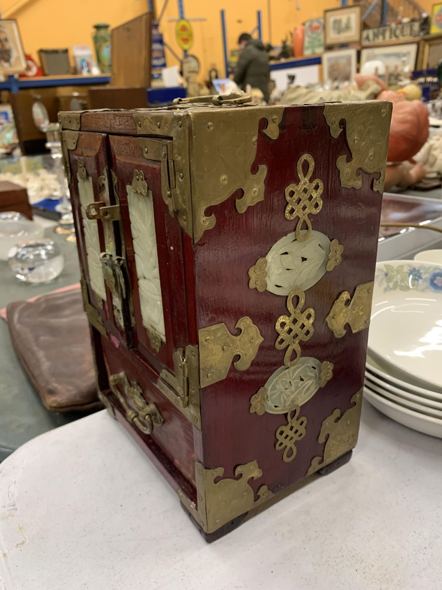 AN ORIENTAL STYLE RED CABINET WITH METAL FITTINGS HEIGHT 24CM, WIDTH 18CM, DEPTH 13CM - Image 5 of 5