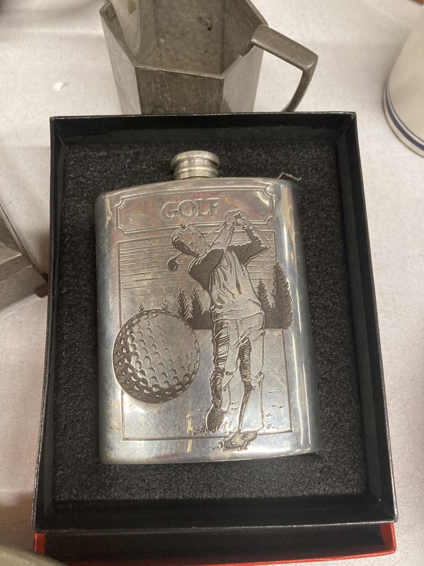 A LARGE QUANTITY OF PEWTER ITEMS TO INCLUDE PLATES, HIP FLASK, TANKARDS, BOXES, JUGS ETC - Image 7 of 7