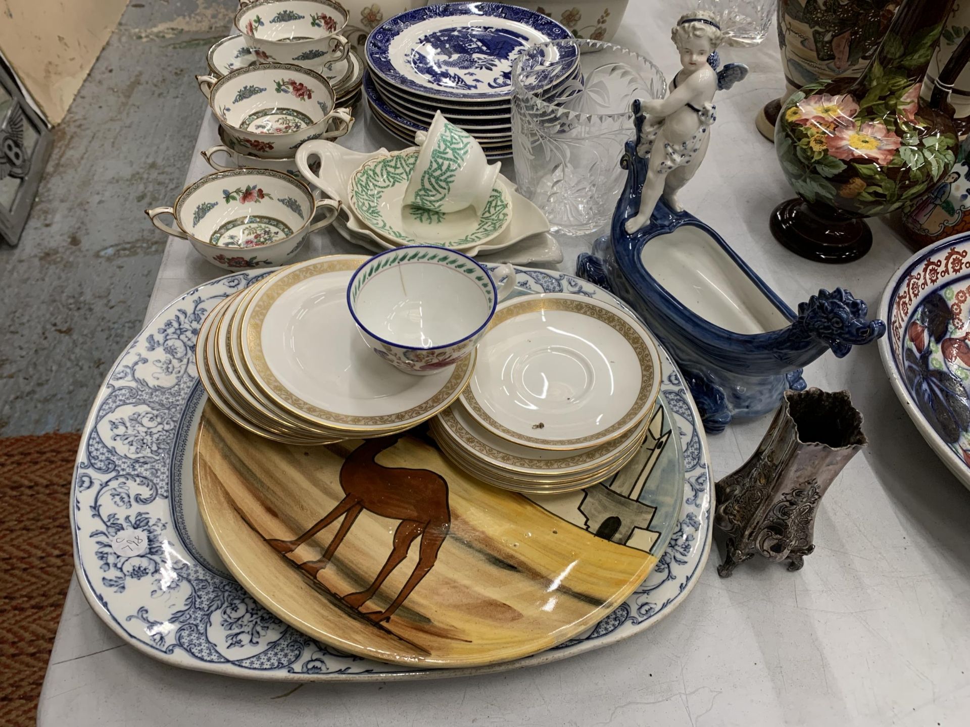 A LARGE QUANTITY OF ITEMS TO INCLUDE A BLUE AND WHITE PLATTER, ROYAL WORCESTER WILLOW PATTERN