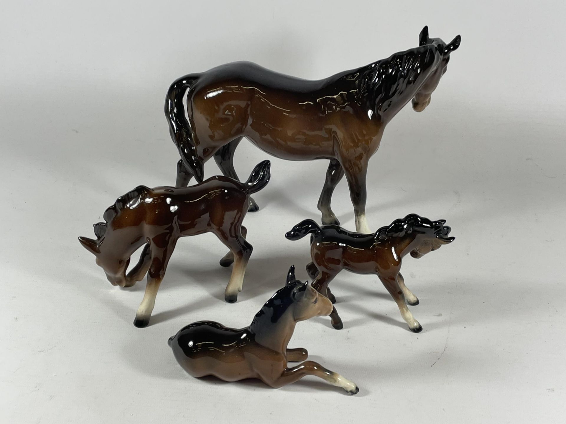 A MIXED LOT OF THREE BESWICK HORSES AND A FURTHER GERMAN EXAMPLE - Bild 2 aus 3