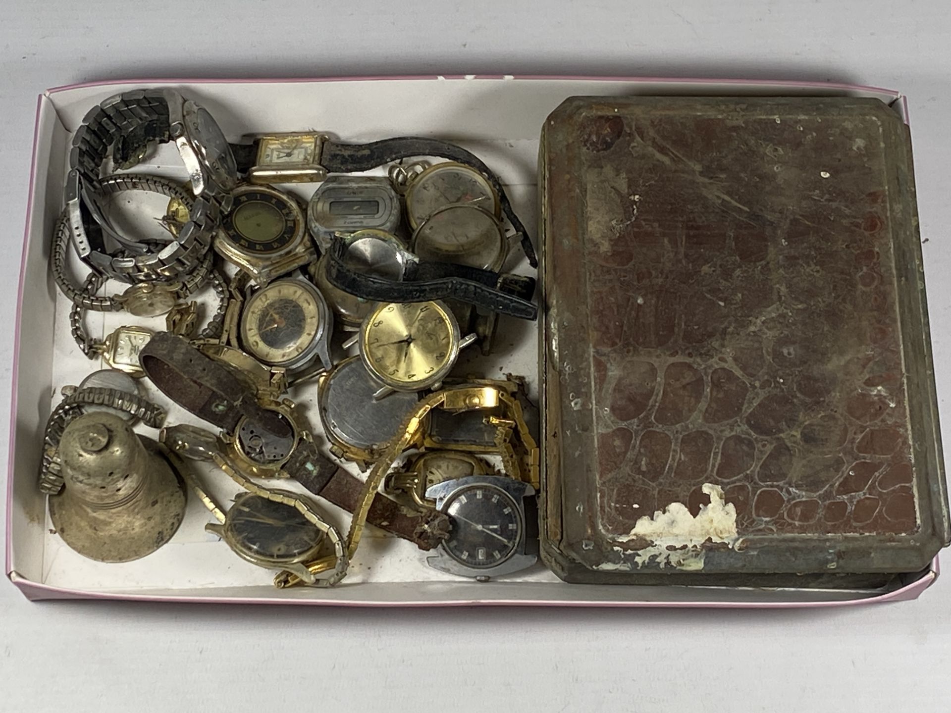 A MIXED LOT OF VINTAGE WATCHES AND WATCH HEADS