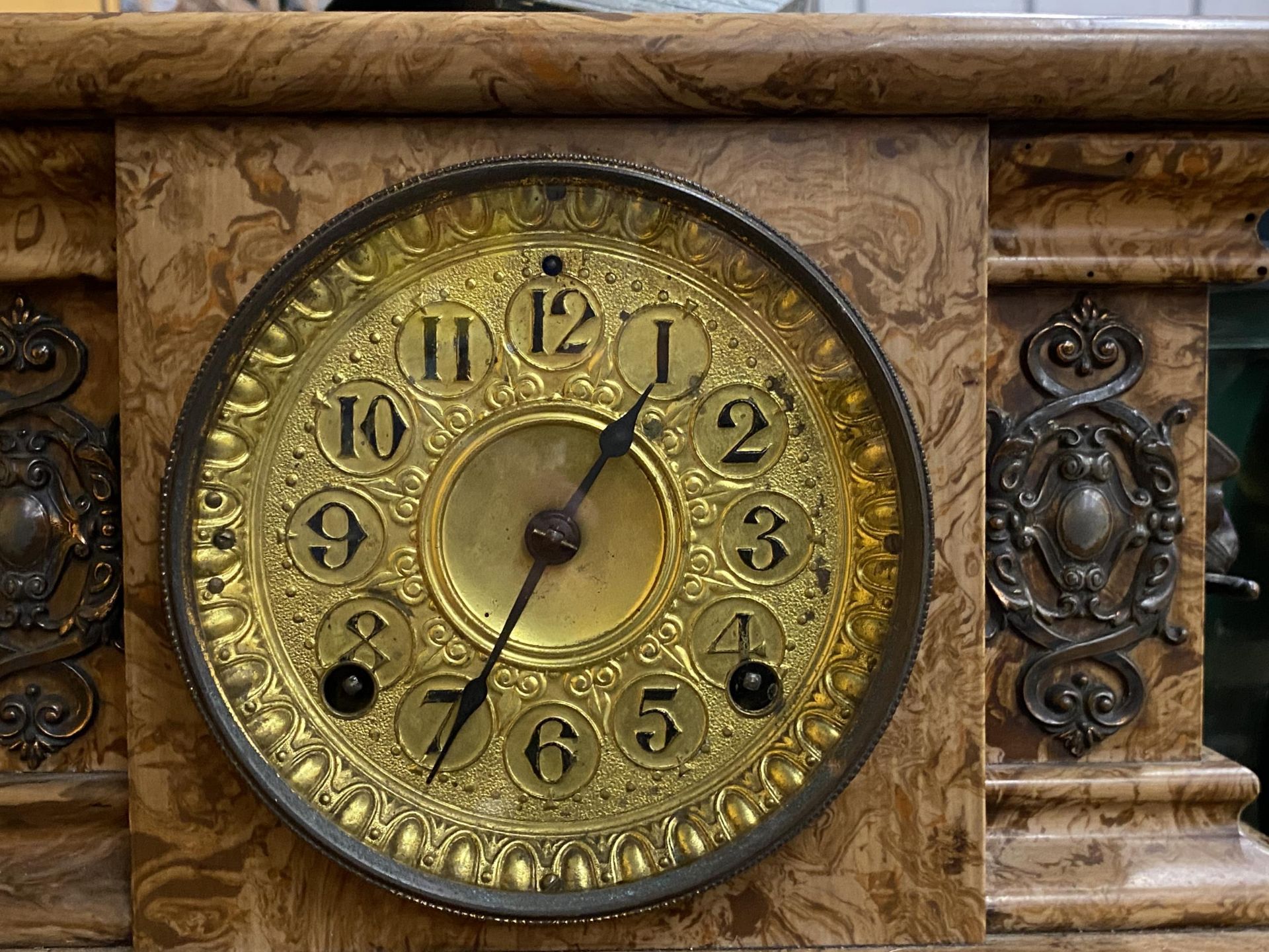 A VINTAGE MARBLE EFFECT DECORATIVE CHIMING MANTLE CLOCK WITH BRASS DIAL, HEIGHT 28CM - Image 2 of 3