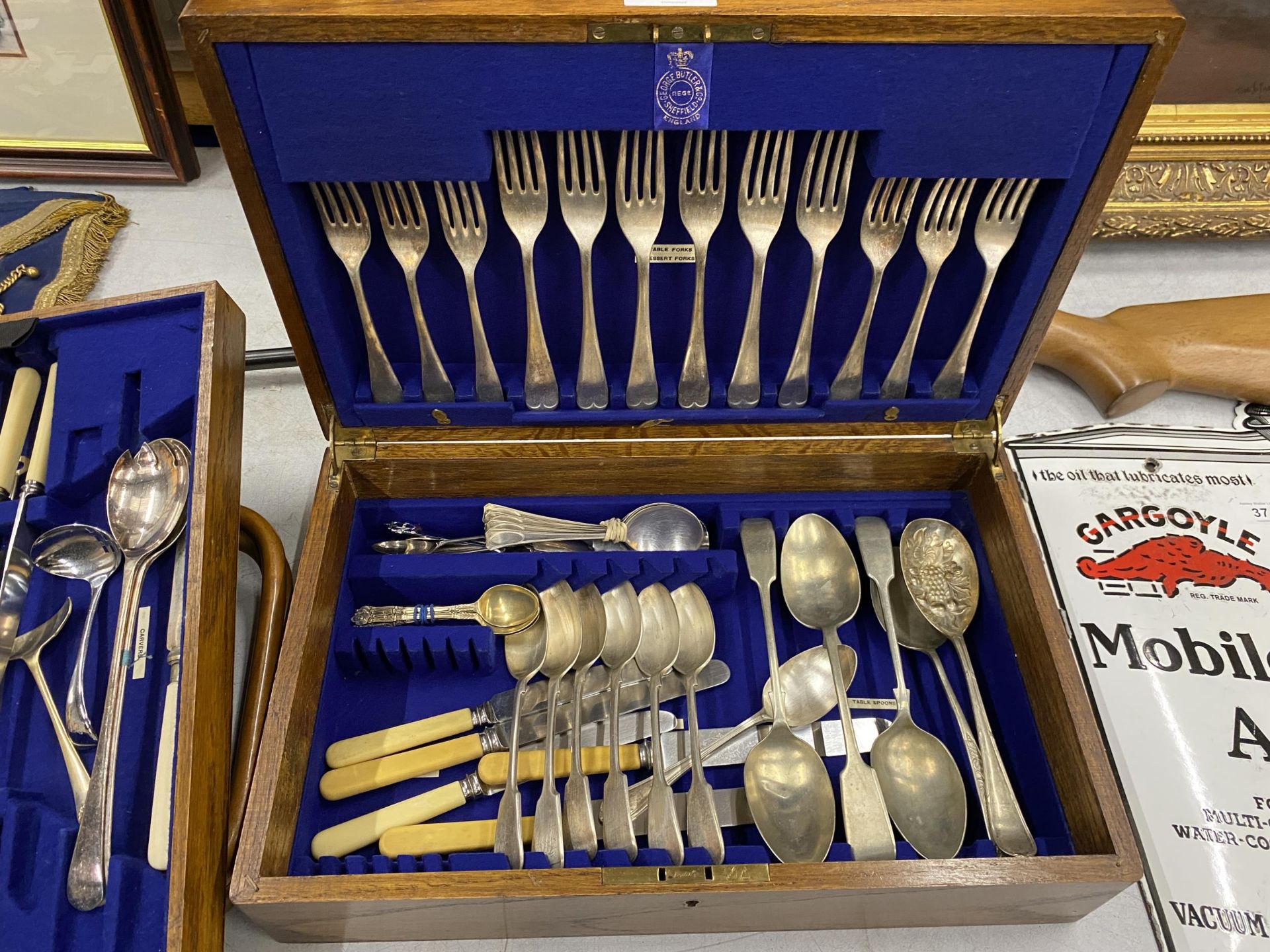 A VINTAGE GEORGE BUTLER & CO, SHEFFILED, OAK CASED CANTEEN OF CUTLERY - Image 2 of 2