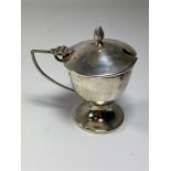 A BIRMINGHAM HALLMARKED SILVER LIDDED MUSTARD POT