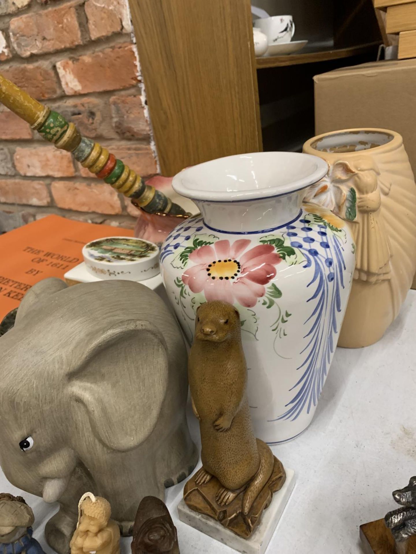 A MIXED LOT TO INCLUDE WOODEN ANIMAL FIGURES, VASES, A PLANTER, ETC - Image 2 of 6