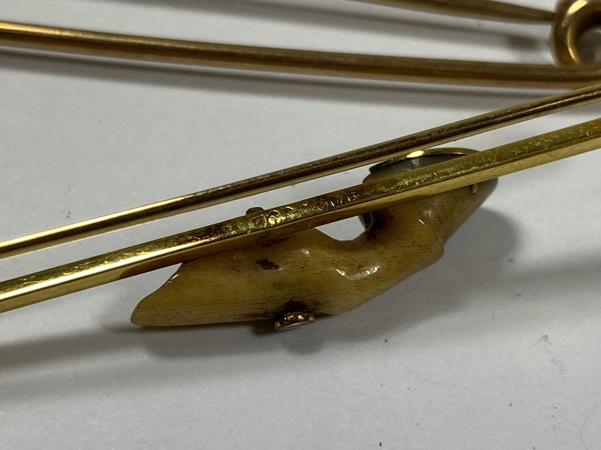 A GROUP OF FOUR 9CT YELLOW GOLD TIE PINS TO INCLUDE HORSE SHOE EXAMPLE, TOTAL WEIGHT 10.48G - Image 4 of 4
